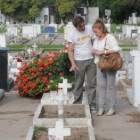 Miguel Nieva y la fiscal Mabel Colalongo, en el trabajo conjunto que realizan en el cementerio. Imagen: Alberto Gentilcore
