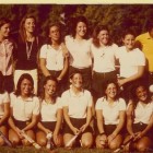 Adriana Acosta (la cuarta abajo, desde la izquierda) con sus compañeras de hockey del club Lomas. Militante del Partido Comunista Marxista Leninista.