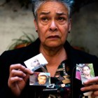 María Herrera Magdaleno muestra las fotos de sus cuatro hijos desaparecidos en los años 2008 y 2010. Pep Companys / Pep Companys