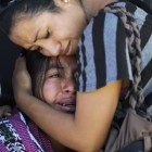 Dos mujeres lloran tras un tiroteo en Ciudad de Guatemala. / j. ordóñez (AFP)