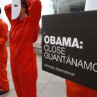 Voluntarios de Amnistía Internacional piden a Barack Obama que cierre Guantánamo, durante la Cumbre del G8 en Belfast (Irlanda del Norte). / PETER MUHLY (AFP)