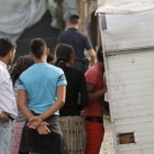 La policía francesa evacua a un grupo de gitanos cerca de Lion. / EL PAÍS