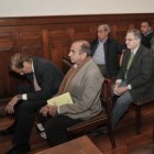 Juan Daniel Amelong, mirando al piso, era uno de los agentes de inteligencia. Imagen: Sergio Ruiz
