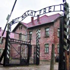 Postal del horror. La entrada del campo de exterminio de Auschwitz, en Polonia, en una imagen de 2003. /EFE