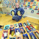 Brian Carlson en su estudio con Aparecidos