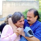 José Francisco Reydó se abraza con Manuel Fernández, un ex compañero de militancia.