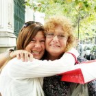 Marta Vennera se abraza con una amiga a la salida de Tribunales.