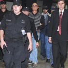 El teniente de fragata retirado Julio Poch agradeció la compañía del embajador de Holanda. Imagen: Rolando Andrade