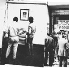 En una toma, los trabajadores pusieron cabeza abajo el retrato de Mitre en el despacho del director.