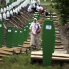 Una mujer camina en medio de varios féretros en el Centro Memorial de Potocari en Srebrenica. Valdryn Xhemaj (EFE)