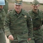 Foto de 1993 del entonces jefe militar serbio-bosnio, Ratko Mladic, prófugo acusado de crímenes de guerra. (AP)