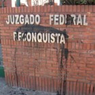 La sede del Juzgado amaneció con una mancha de pintura negra.