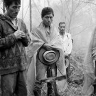 Líderes comunitarios ofrecen una oración al inicio de una exhumación. Foto: Jonathan Moller / Colección Museo de la Memoria