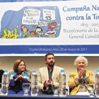 Bajo el cartel, Stella Maris Martínez y Estela de Carlotto, entre otros, lanzaron la campaña contra el flagelo de la tortura. Imagen: Luciana Granovsky.