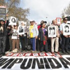 “Marcho con tu rostro y llevo tu proyecto en mi memoria” fue la frase de la movilización de ayer. Imagen: EFE