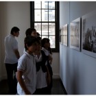 Jóvenes recorriendo los espacios del Museo de la Memoria