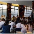 Escolares durante una visita guiada.