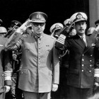 Pinochet (segundo por la izquierda) nueve días después del golpe de Estado. / AP
