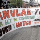 Una multitud se congregó frente a la Corte uruguaya para protestar un fallo sobre la dictadura. Imagen: EFE