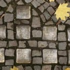 Demnig grabó en cada una de las miles de piedras el nombre de la víctima, el año de nacimiento, fecha de deportación