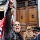 Simpatizantes de Garzón se manifiestan este martes ante el Supremo. / DOMINIQUE FAGET (AFP)